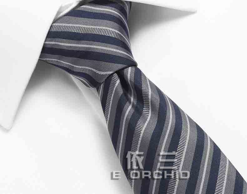 男士條紋西裝領帶細節(jié)圖