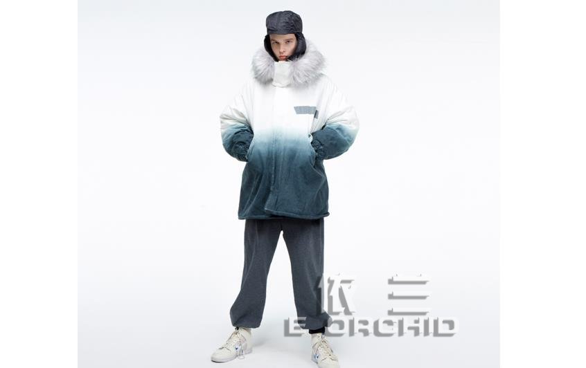 白色帶毛領棉服